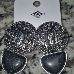 WesternFashion Silver and Gray Ornate Earrings
